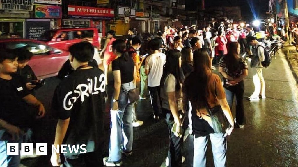 Philippines earthquakes: Mindanao island hit by powerful quakes