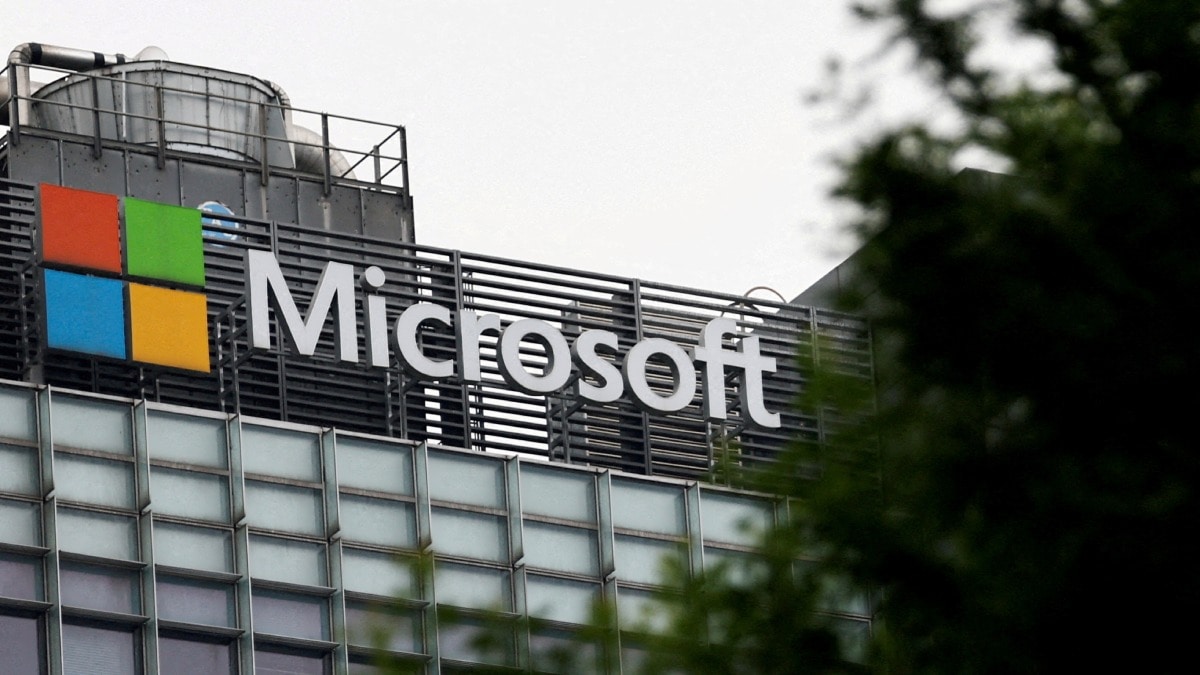 Microsoft Pips Apple to Become World’s Most Valuable Company Amid Concerns Over Smartphone Demand