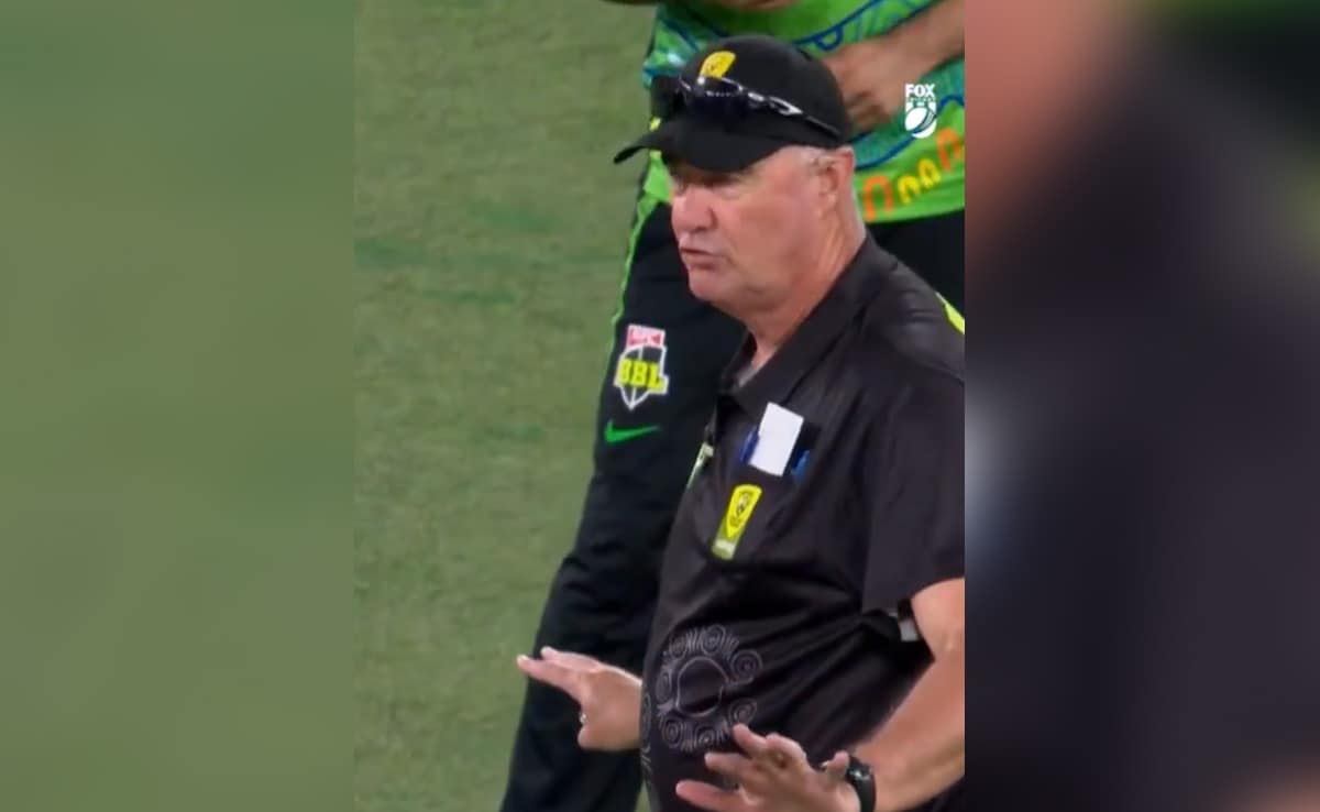 Third Umpire Gives Out After Pressing Wrong Button During Big Bash League Clash – Video Is Viral