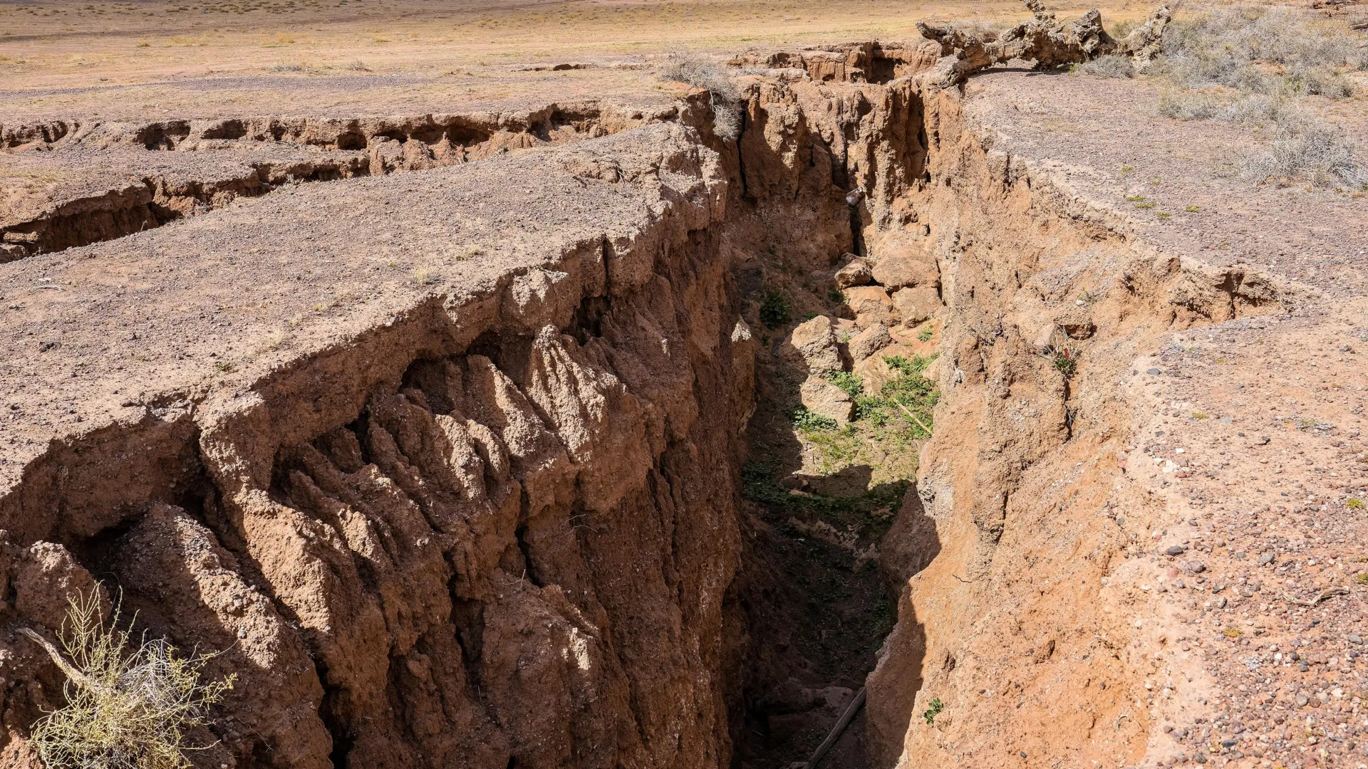 Watch the Earth split in real time: Stunning footage reveals a 2.5-meter fault slip in seconds